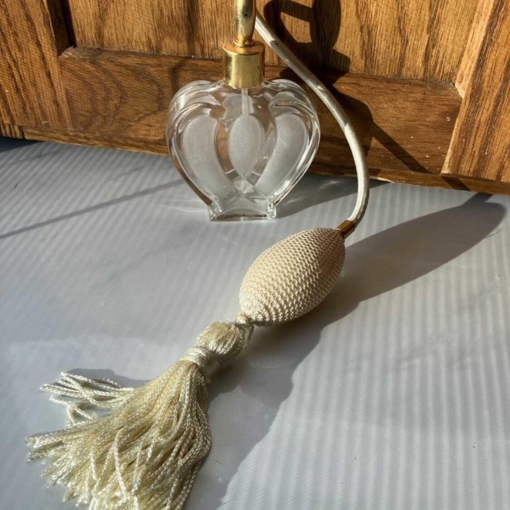Estée Lauder Elegant Vintage Hearts Desire GlassPerfume Atomizer w/ Cream Tassel